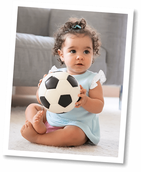 Bebê segurando bola